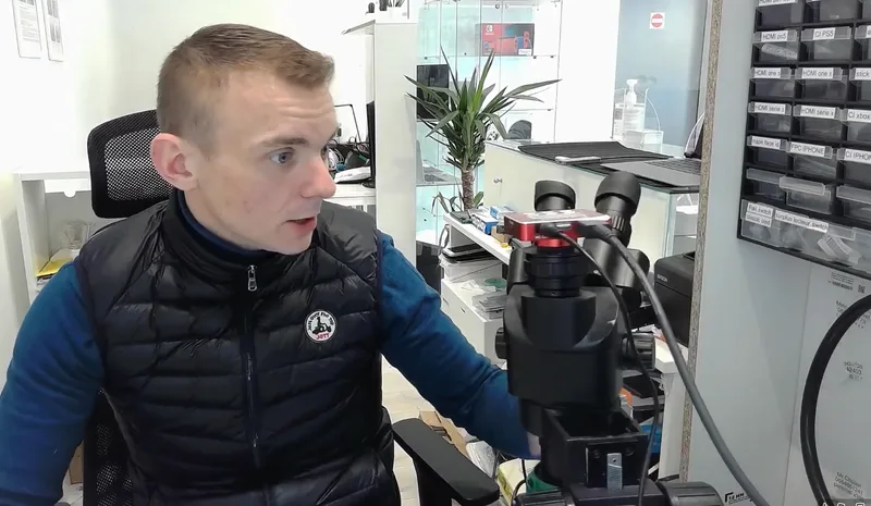 Matthieu à son poste de réparation dans son atelier de Versailles